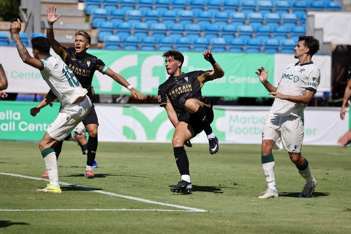 Enol ensaya un disparo a media altura durante el duelo ante el Almería.