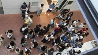 Un cero por copiar: expulsado un alumno pillado in fraganti con el móvil en Barcelona