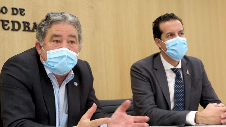 Miguel Lores con el alcalde de Elda, Rubén Alfaro. | // FARO
