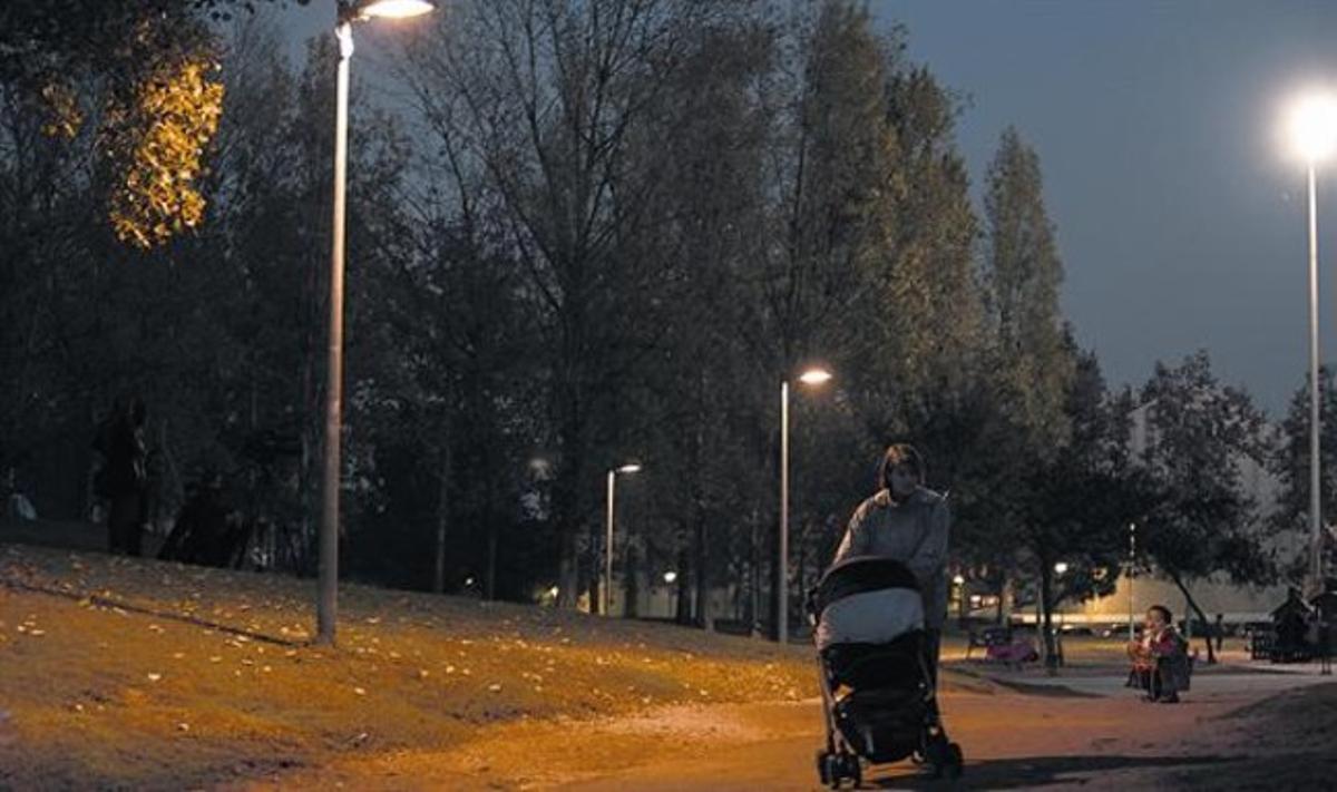 Farolas listas 8 La calle de Cèsar Martinell, en Sant Cugat, con farolas que regulan la intensidad de la luz según el movimiento que detectan, ayer.