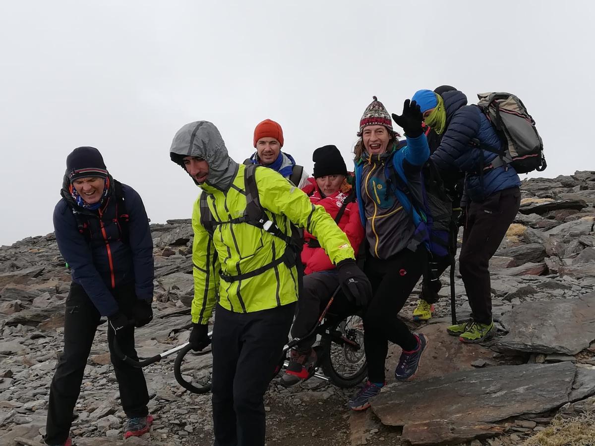 La expedición al Mulhacén tirando de una silla de ruedas