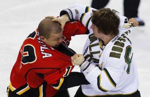 Jarome Iginla (Calgary Flames) y Antoine Roussel (Dallas Stars) intercambian puñetazos durante un partido de hockey de NHL