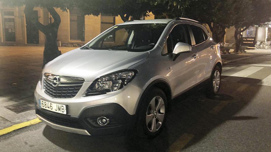 El coche oficial, pendiente aún de rotular, aparcado ayer ante el Concello.