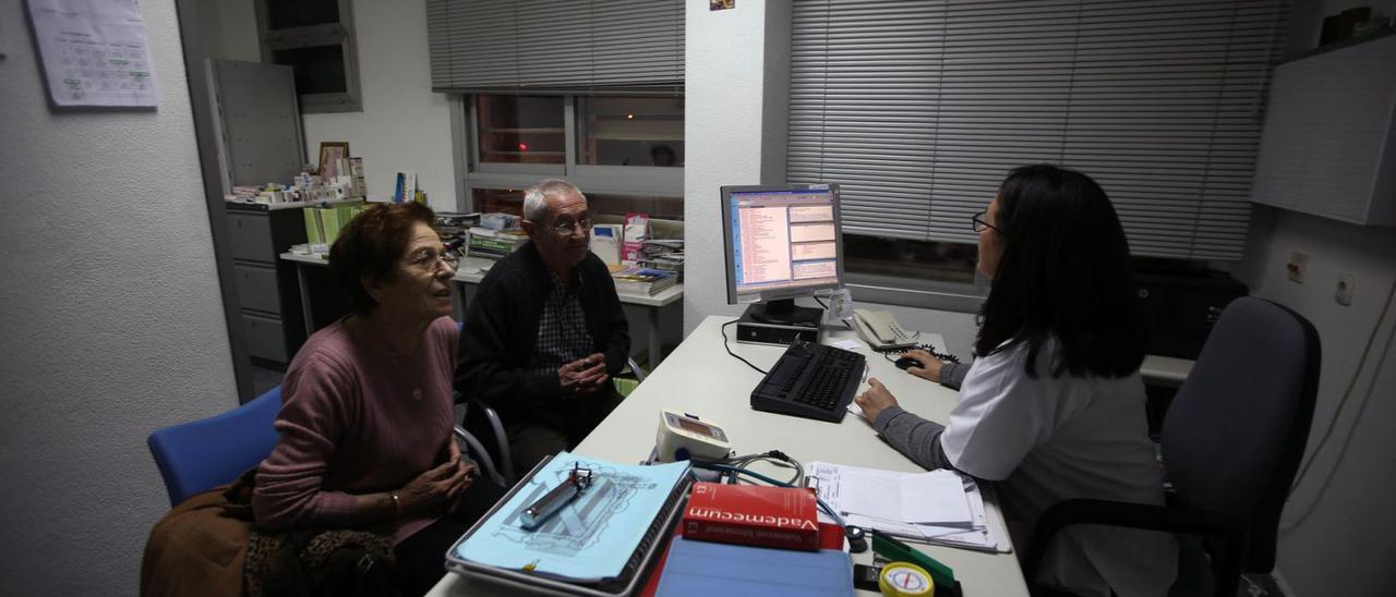 Los médicos de cabecera visitan a una media de 30 pacientes más al mes que el cupo máximo fijado de 35 por jornada laboral. | GUILLEM BOSCH