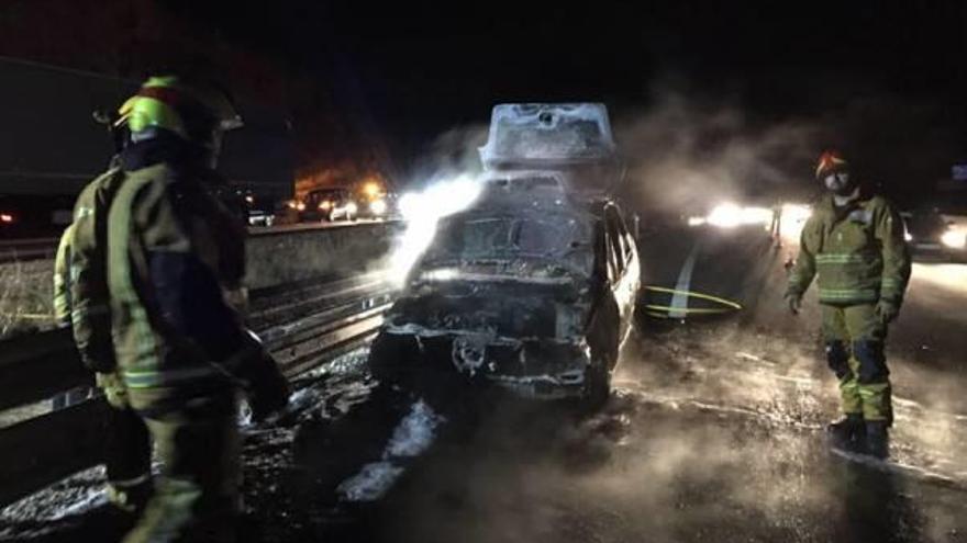 Un vehículo arde en Muro cuando circulaba por la autovía A-7