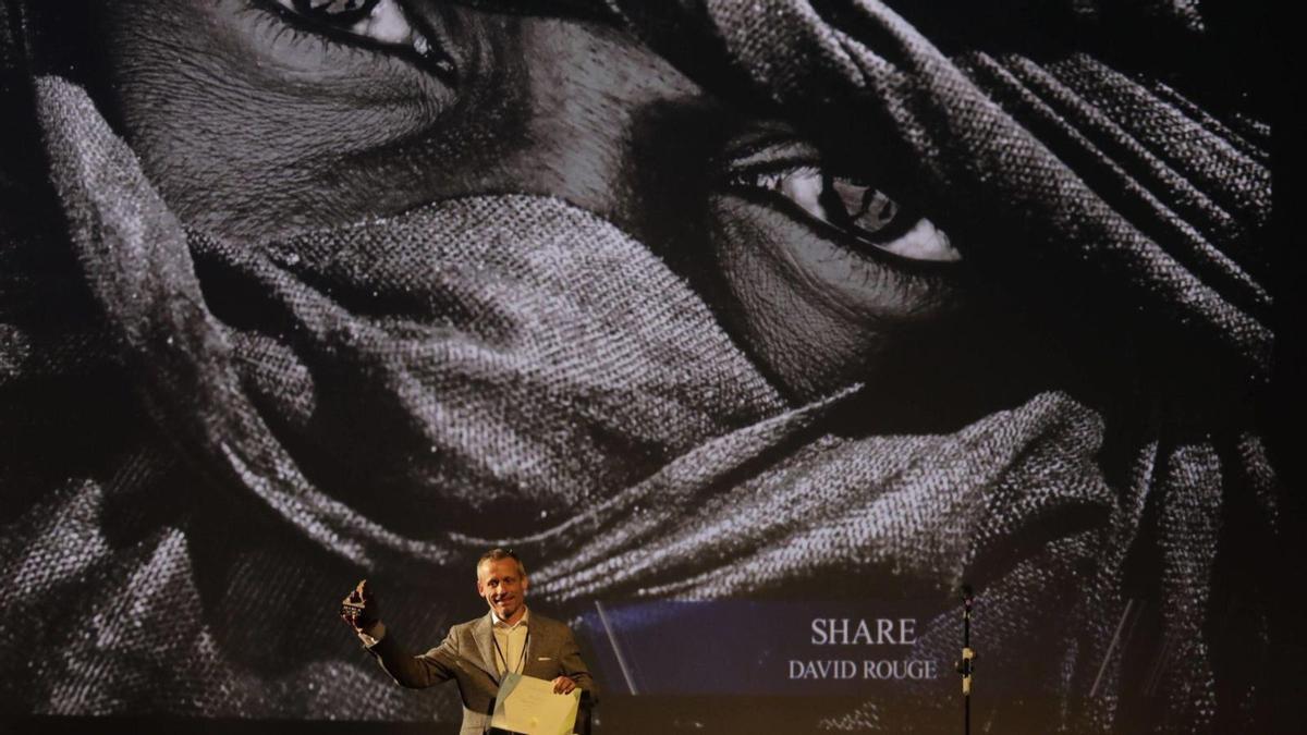 El suizo David Rouge recoge su premio en la pasada gala por su foto de África titulada &quot;Share&quot;.