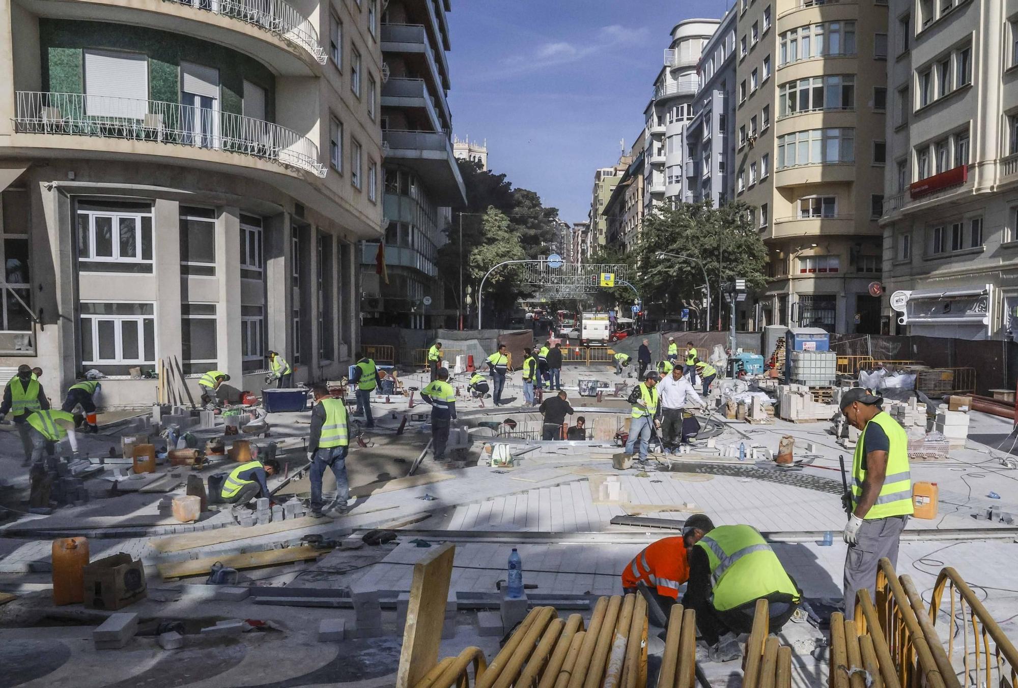 Operarios trabajando de día y de noche en el fondo de saco de la Explanada