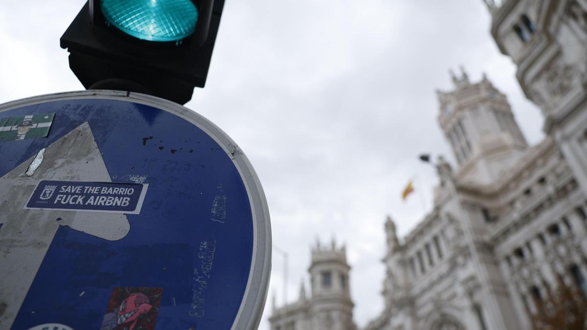 Una pegatina contra la plataforma de alquileres turísticos Airbnb en Madrid.