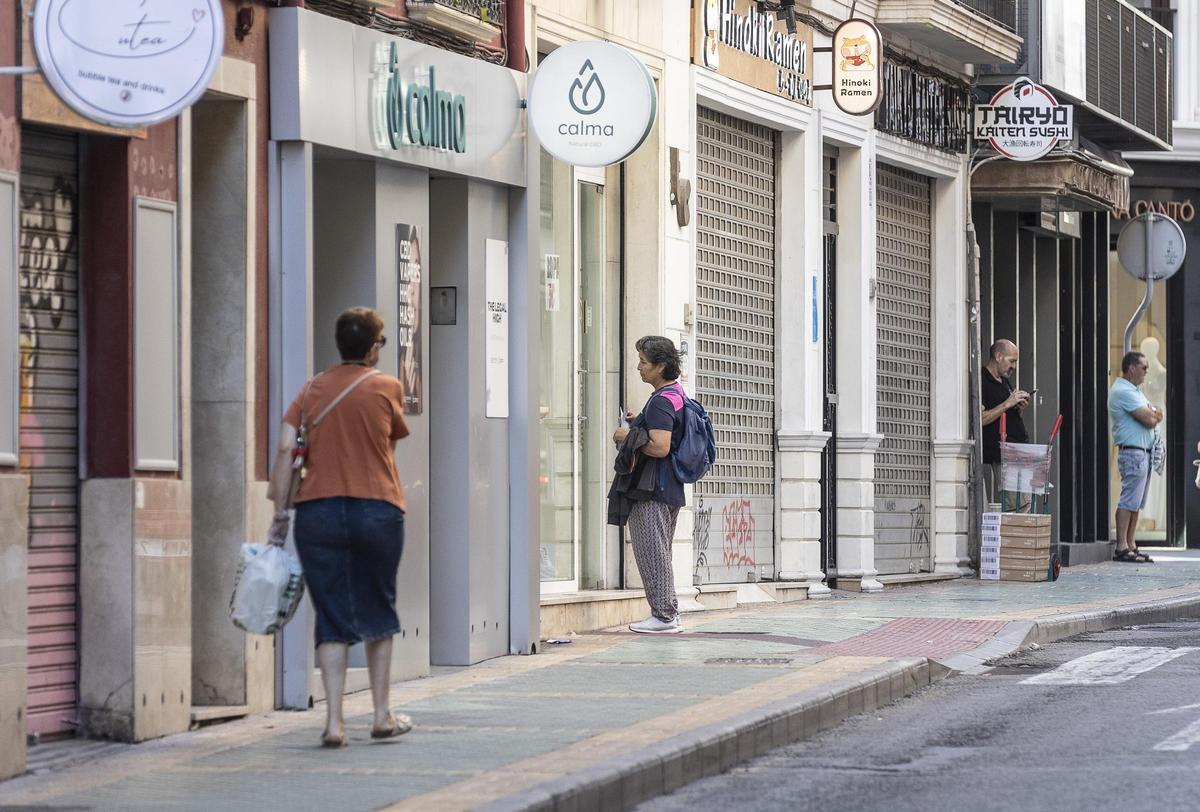 Comercios cerrados en una calle de Alicante.