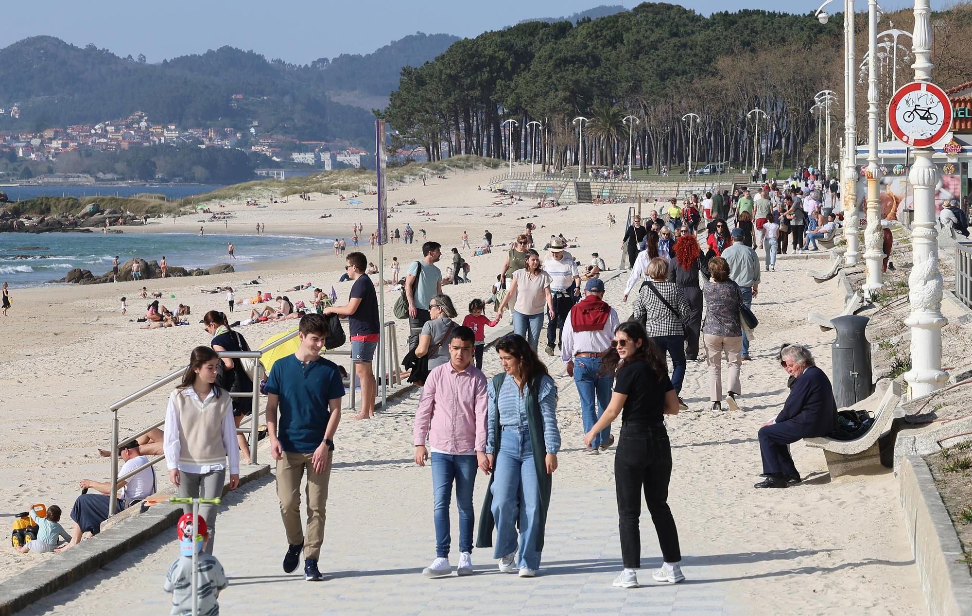 Vigo da la bienvenida a la primavera con un día de playa