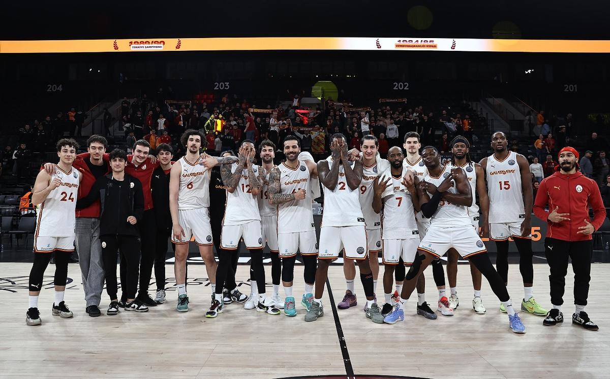 Los jugadores del Galatasaray celebran su pase a los cuartos de final de la BCL.