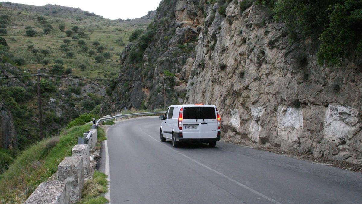 Trazado actual de la A-333 a su paso por el paraje natural de Las Angosturas.