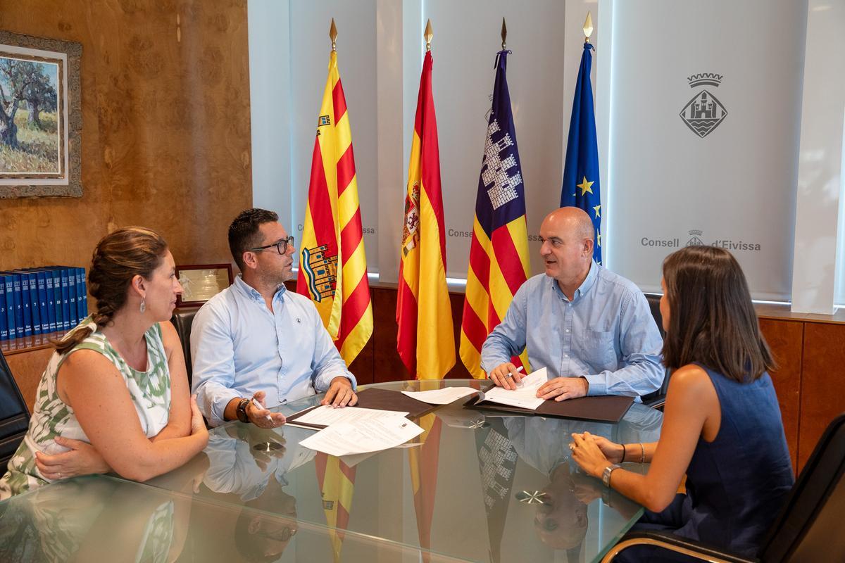 La firma del convenio entre el Consell y el Ayuntamiento de Ibiza