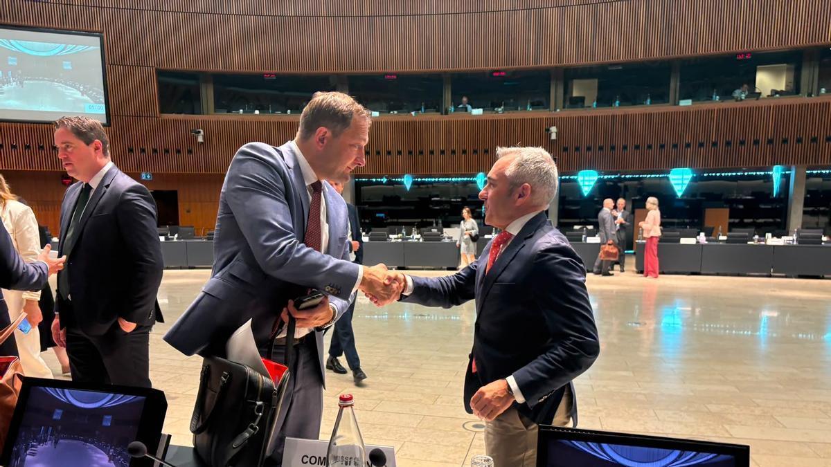 Miguel Barrachina saluda al comisario de Agricultura de la UE, el luxemburgués Christophe Hansen.