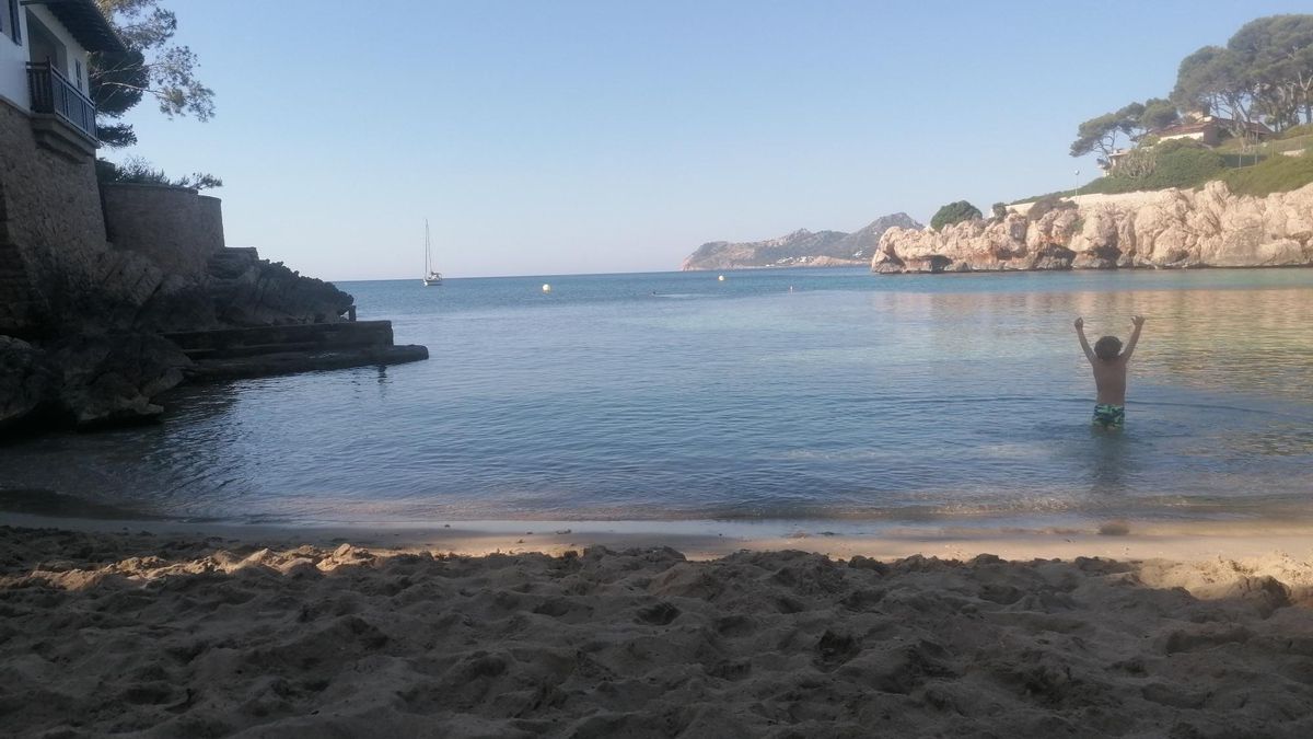 Das Sommerwetter auf Mallorca lädt zum Baden im Meer ein - wie hier an der Cala Gat bei Cala Ratjada
