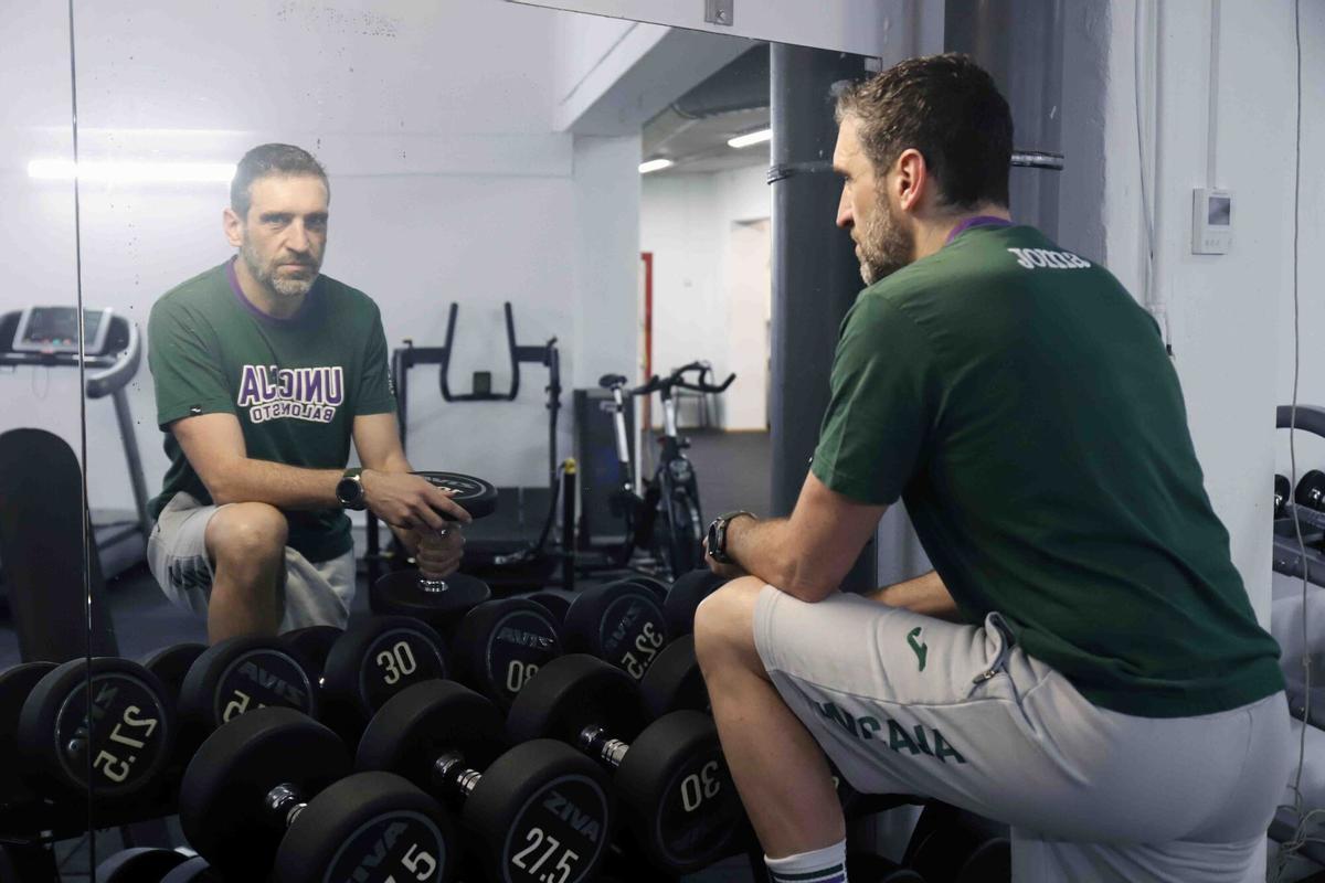 Ibón Navarro, entrenador del Unicaja CB durante la sesión de ejercicios en el gimnasio de las instalaciones deportivas del club
