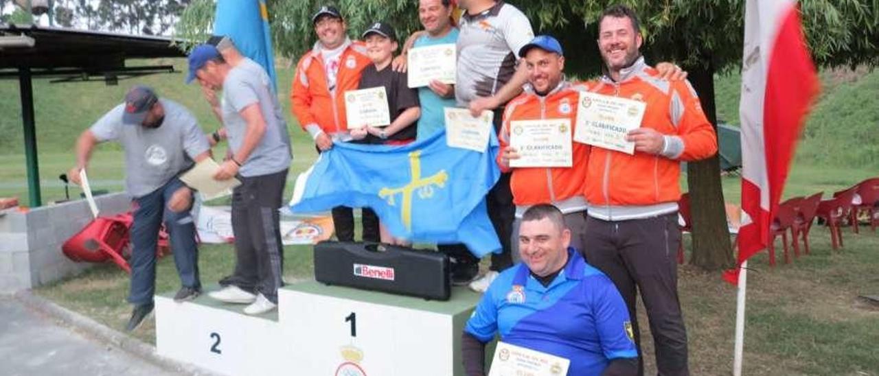 Arriba, el equipo del Ensidesa, en el podio. A la izquierda, Óscar Argüelles con la medalla de subcampeón de la Copa del Rey.