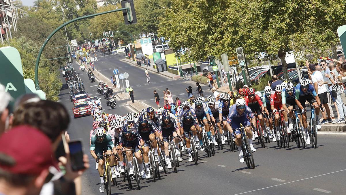 Ciclistas en la llegada de la Vuelta a España a Córdoba el año 2024.