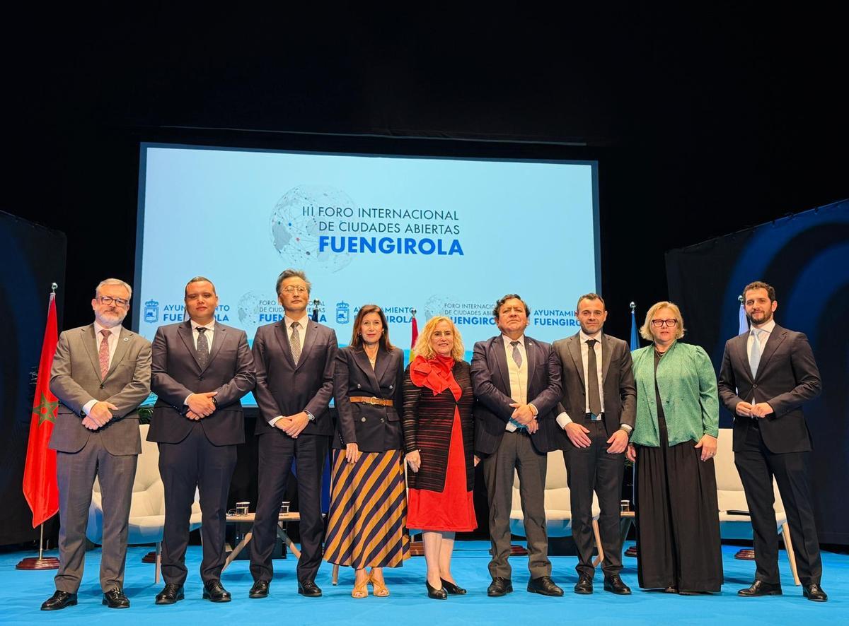 Alfredo García Quintana, primero por la izquierda, junto a otros participantes en el Foro Internacional de Ciudades Abiertas.