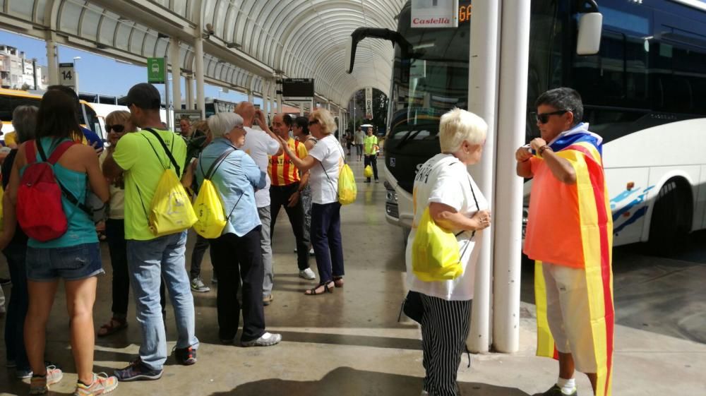 Imatges de manresans preparats per sortir amb autobús cap a Barcelona.