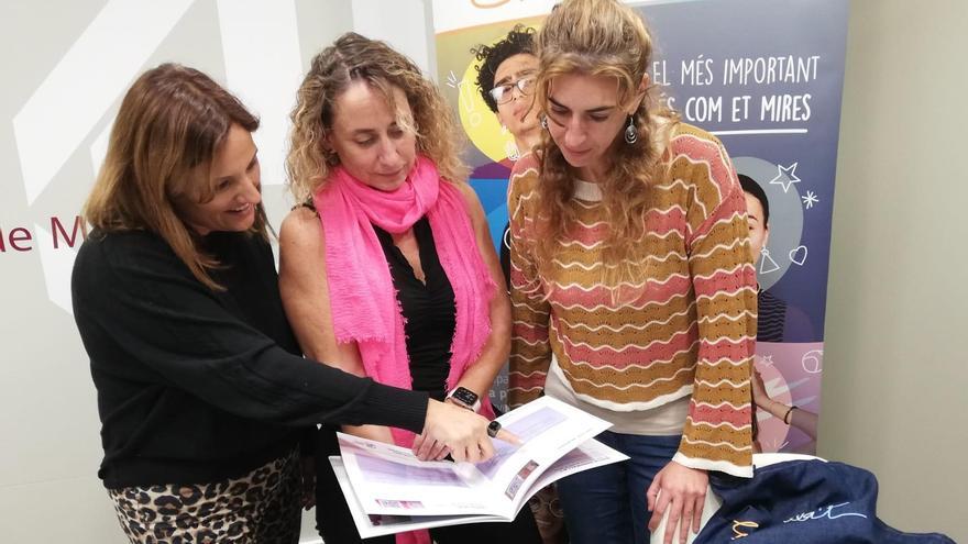 Homs, Sánchez i Grasset consultant el material que hi ha a la bossa Emmiralla't