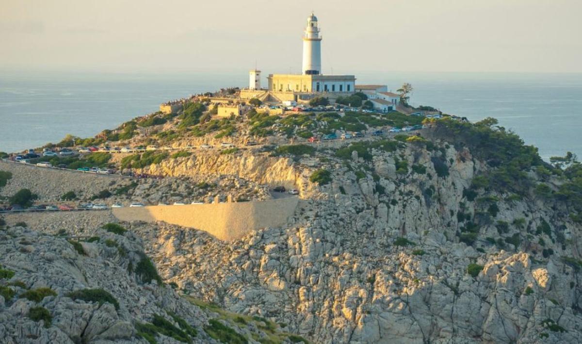 Una imagen del faro de Formentor con la carretera repleta de vehículos.
