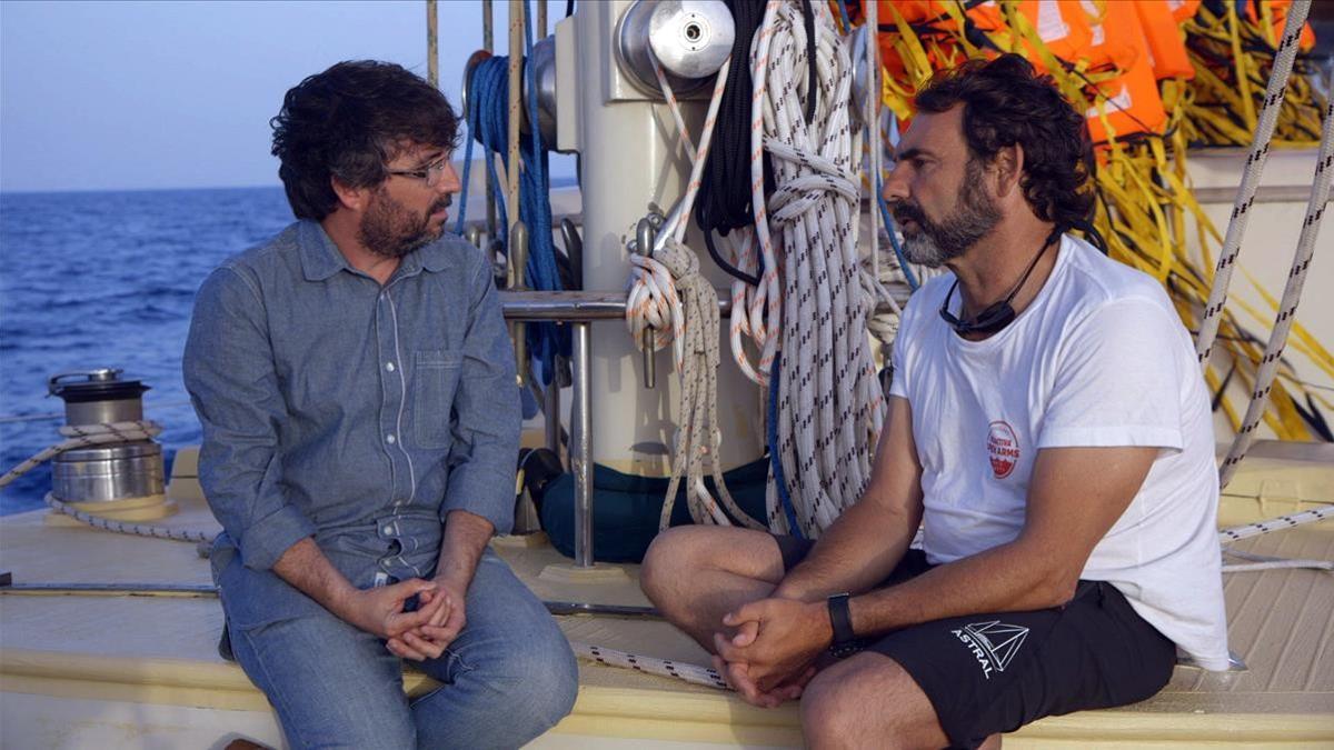 jordi evole y oscar camps a bordo del astral de la ong proactiva