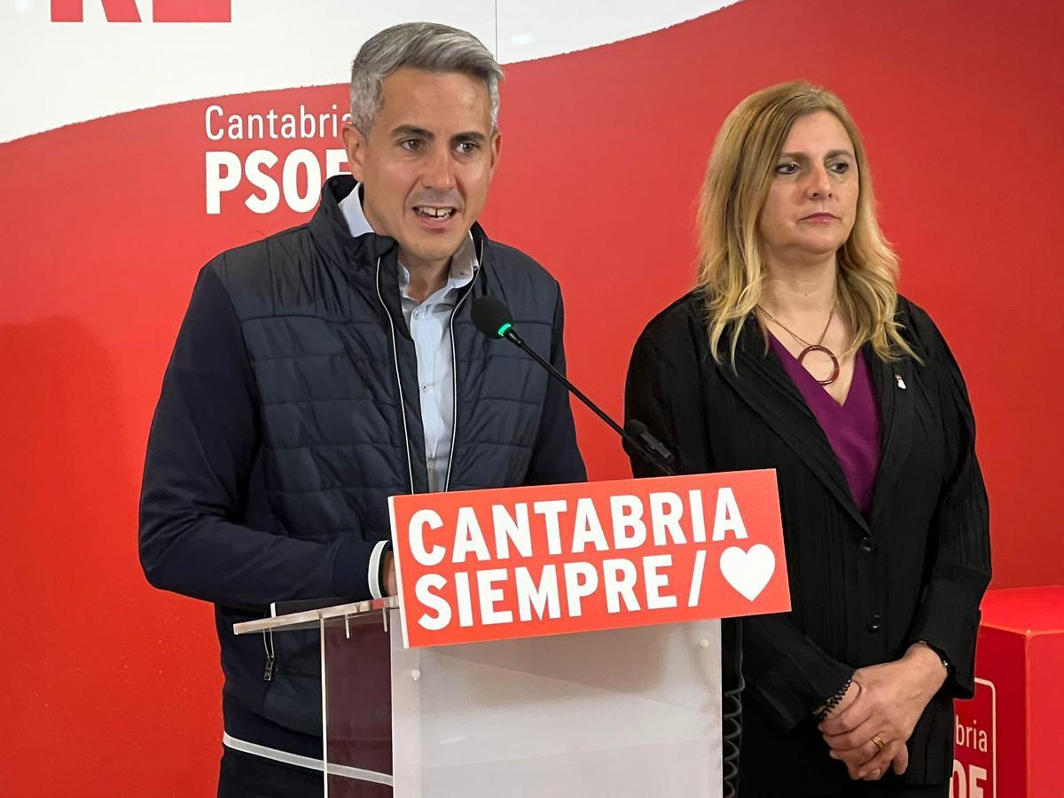 El secretario general del PSC-PSOE, Pablo Zuloaga, y la secretaria de Organización, Noelia Cobo, durante una intervención en la sede regional.