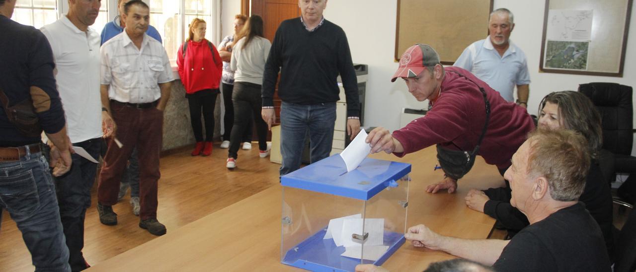 Unas anteriores votaciones a las cofradías del fondo de la ría de Pontevedra en 2018.