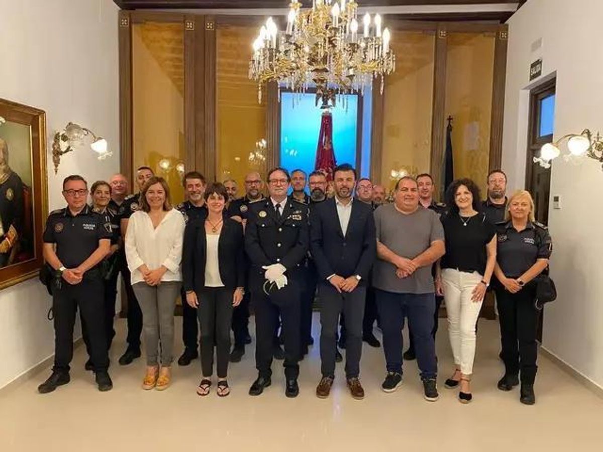 Pomares, en el centro, en el día de su nombramiento como comisario en junio de 2023 junto a concejales de Ciudadanos