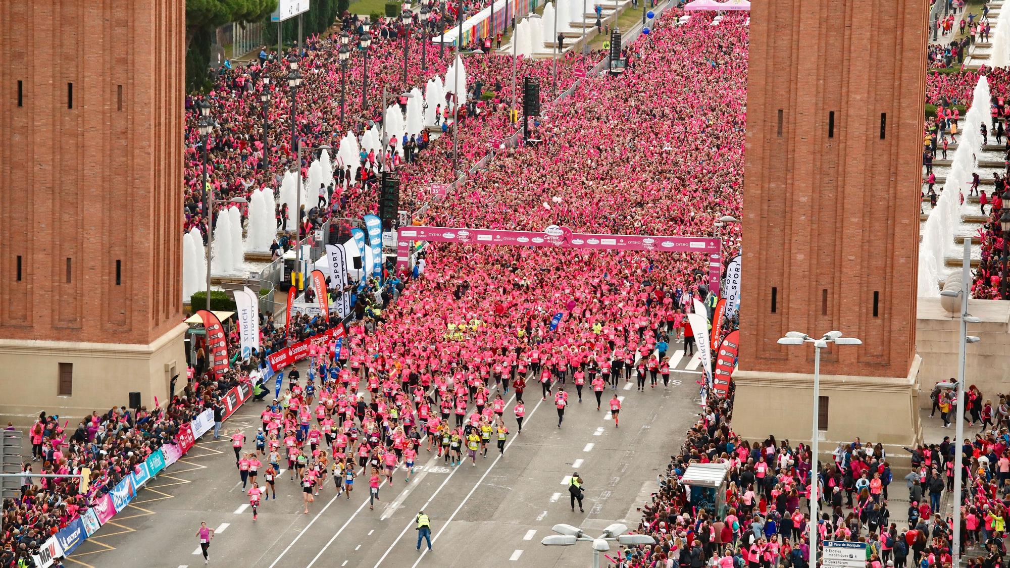 Una #MareaRosa de 19.000 mujeres ha llenado esta mañana la ciudad Condal.