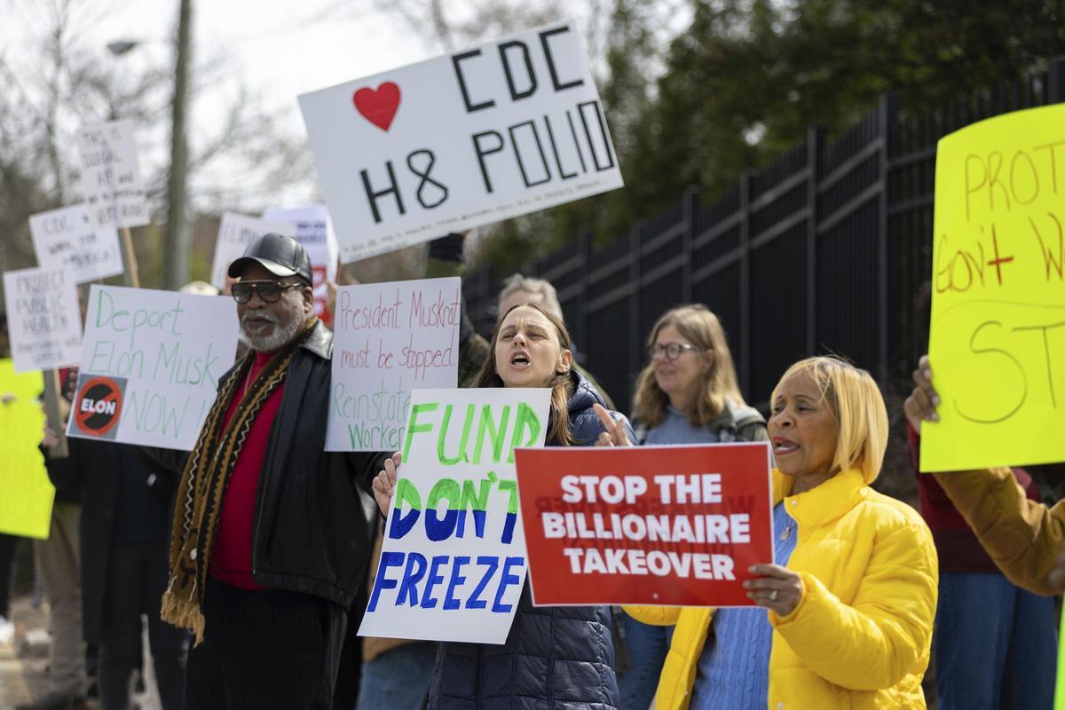 Protesta por los despidos en los Centros de Control y Prevención de Enfermedades (CDC) en Atlanta, este martes.