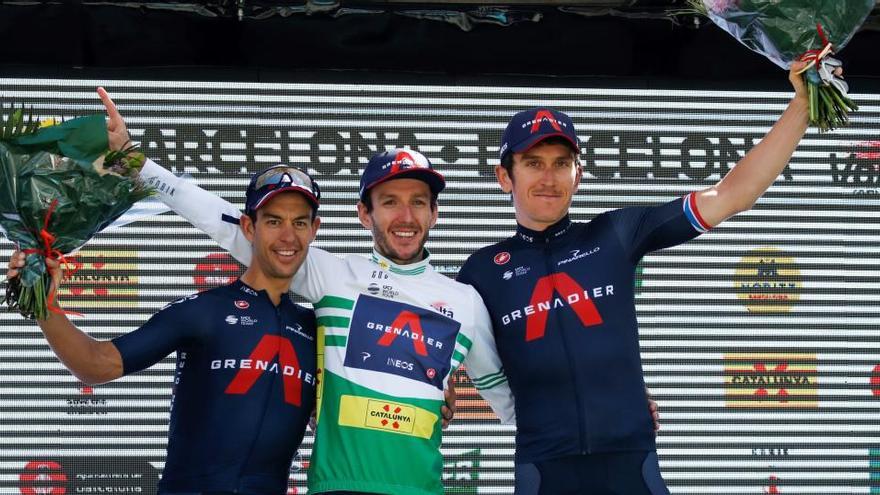 Adam Yates (C) celebra junto a sus compañeros de equipo Richie Porte (I) y Geraint Thomas.