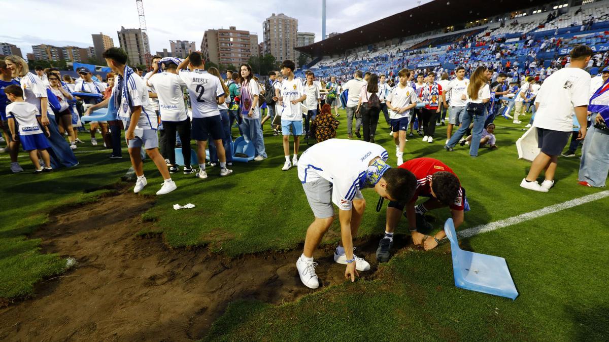 Un grupo de jóvenes quitando un trozo de césped.