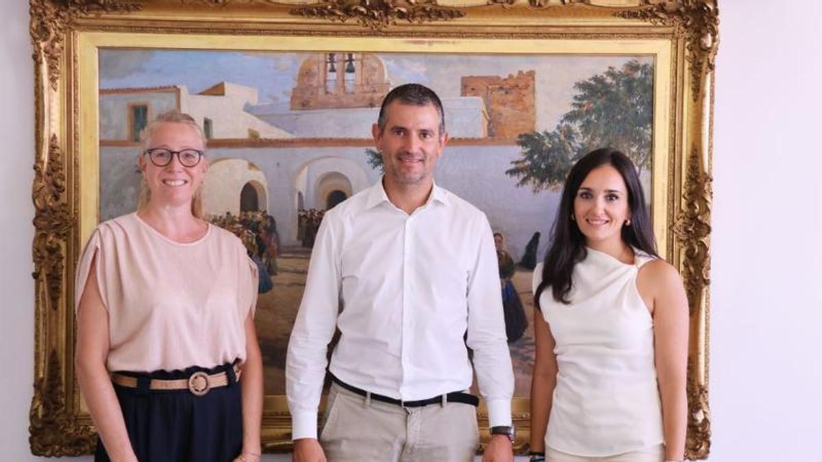 María Coll Vaquer, a la derecha junto al alcalde y la concejala de Recursos Humanos.