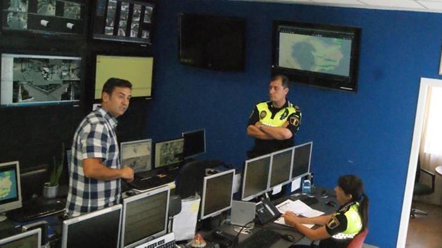 La sala de control de videovigilancia de la Policía Local en Torrevieja.