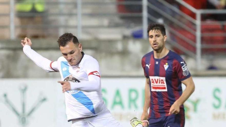 Lucas Pérez se dispone a golpear el balón, ayer en Ipurua, ante la mirada de Adrián.