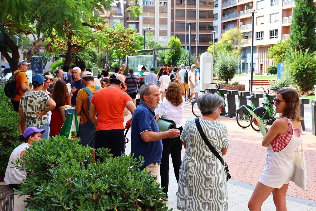 Usuarios esperando el TRAM en la plaza Cardona Vives.