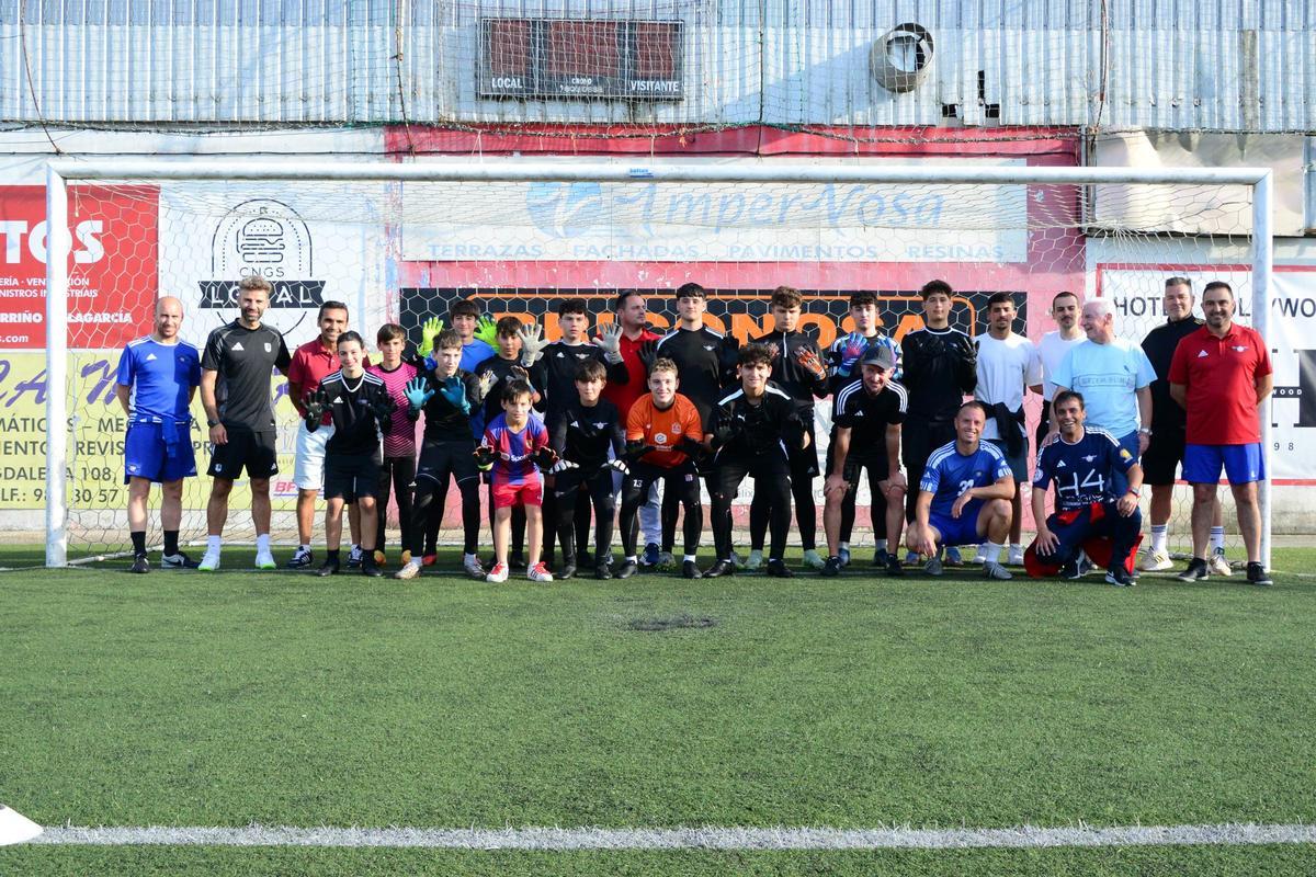 Manu Sotelo junto a los técnicos y jugadores que participaron en la jornada de ayer.