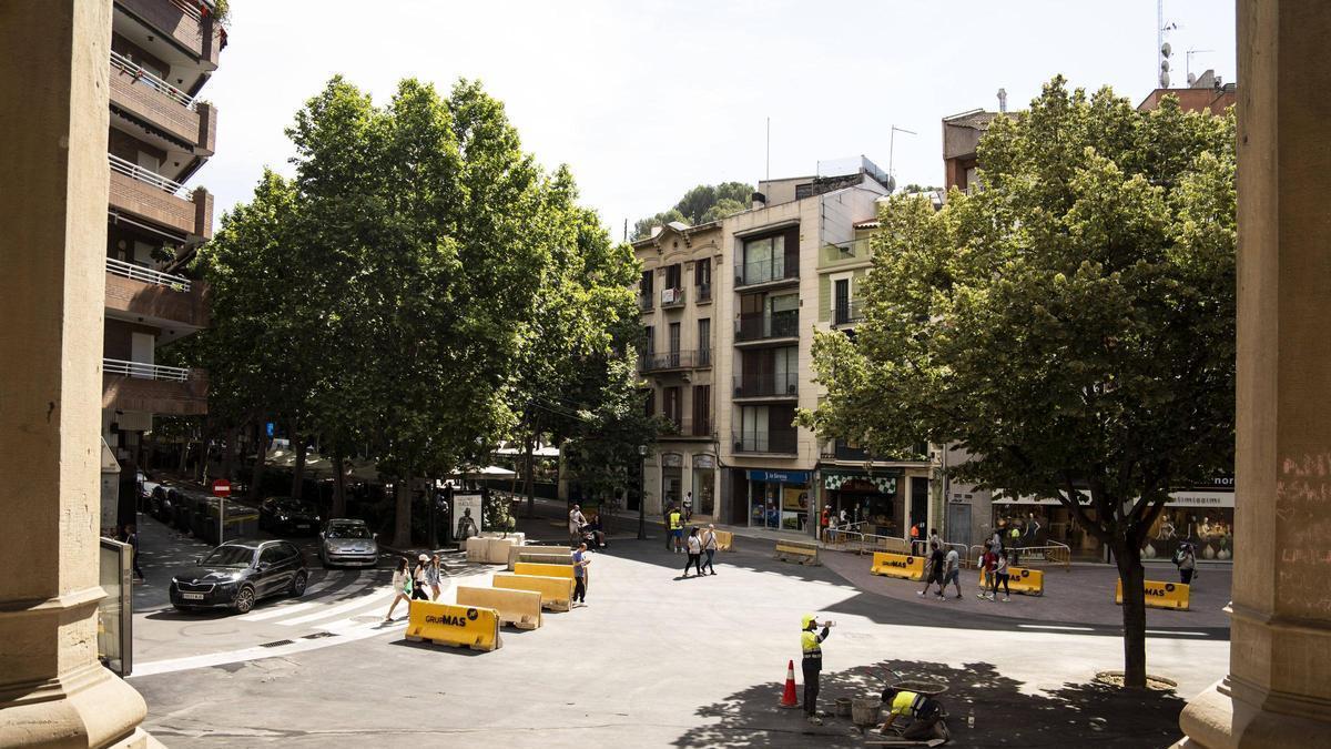 La plaça Neus Català acabada d'asfaltar, vista des de Crist Rei