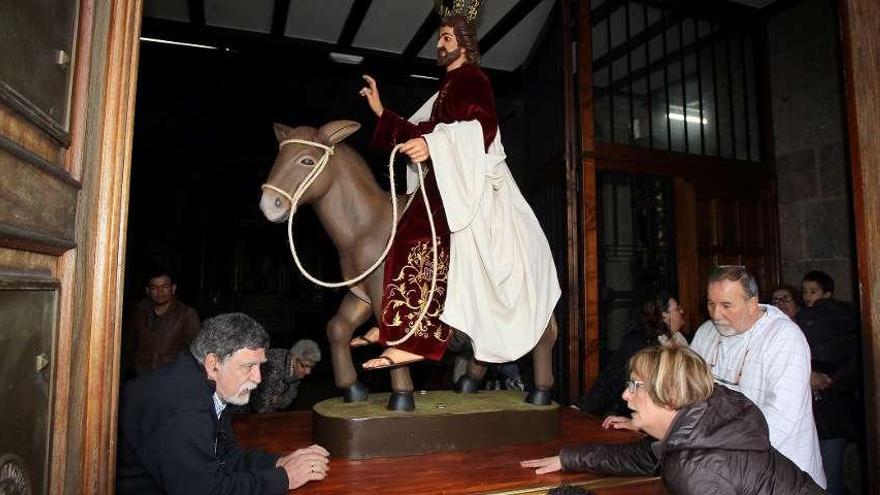 Cofrades ayudan a instalar la nueva imagen de la Borriquita en la iglesia de San Miguel.  // Ricardo Grobas