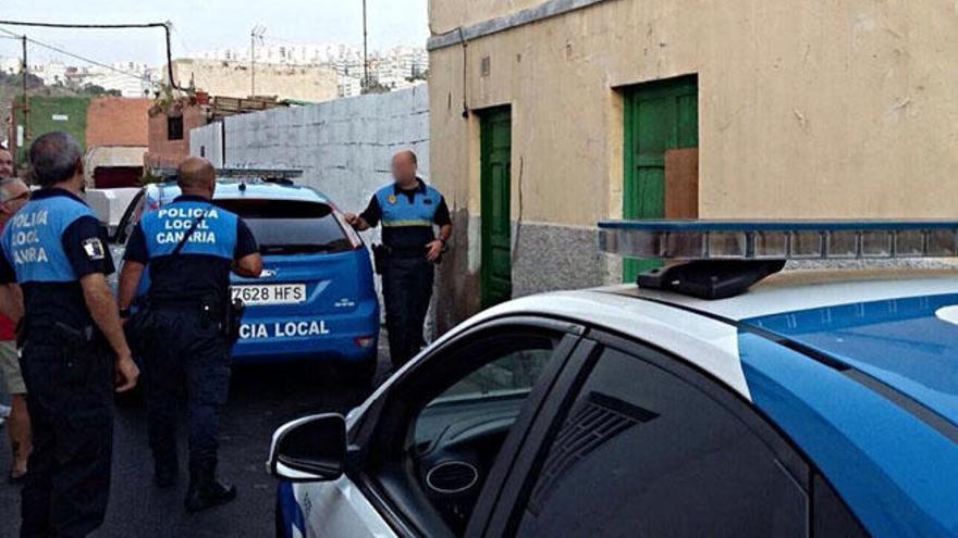 Los agentes, ayer, en la casa del barrio de San Juan objeto del robo.