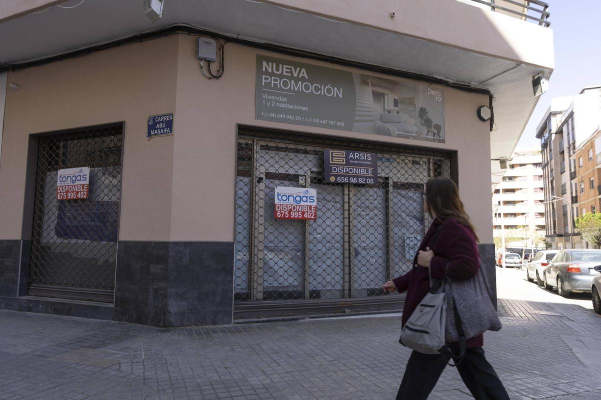 Una joven observa la lona que anuncia la nueva promoción urbanística, en una imagen captada esta semana.