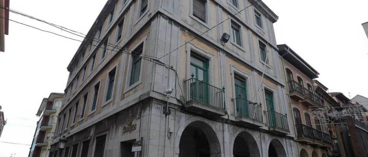 El edificio que ocupa Correos en la calle de La Ferrería.