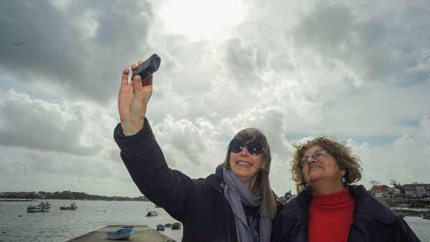 Las ediles Gabrielle von Hundelhausen y Lola Folgar presentaron &quot;Primavera ambiental&quot;. // Iñaki Abella