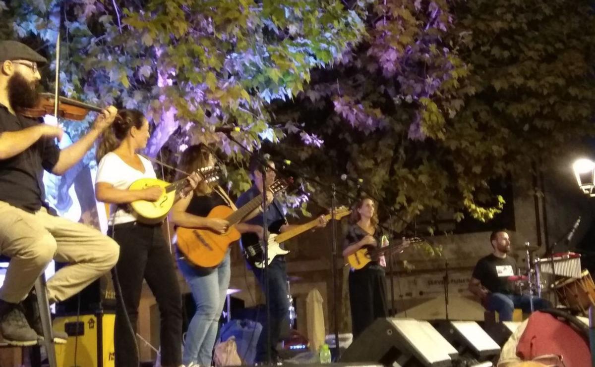 Esclafits i Castanyetes celebra con una gran fiesta el 40 aniversario de su formación