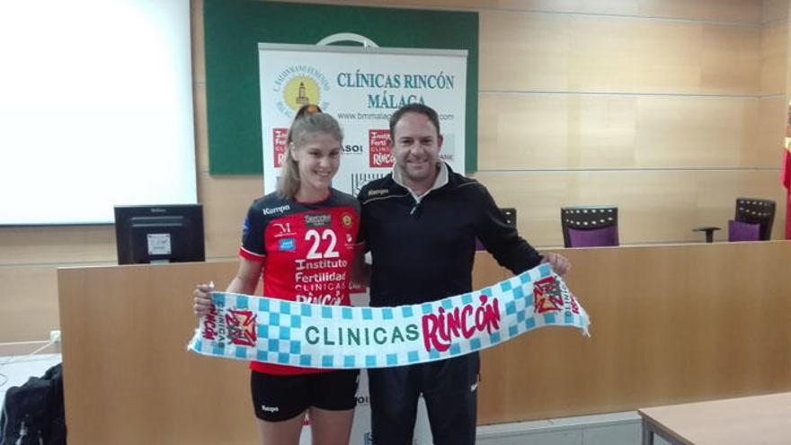 Elke Karsten, junto a Diego Carrasco, entrenador del Clínicas Rincón Málaga Costa del Sol.
