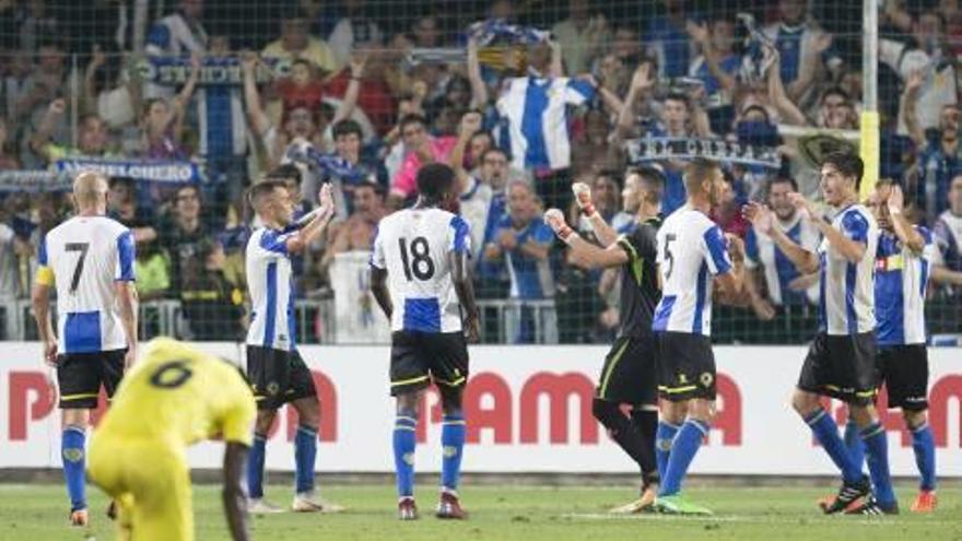 Los jugadores del Hércules celebran el triunfo del domingo en el feudo del Villarreal B.