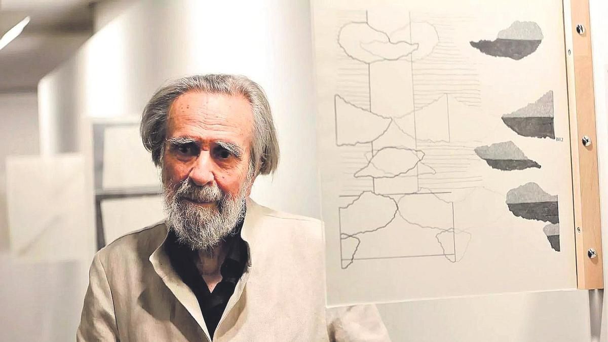 El artista Isidoro Valcárcel con una de las 40 hojas dibujadas a dos caras