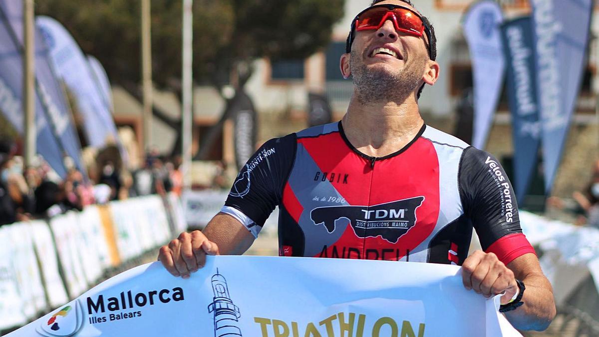 Joan Nadal celebra su triunfo en la distancia 111 del Triathlon de Portocolom.